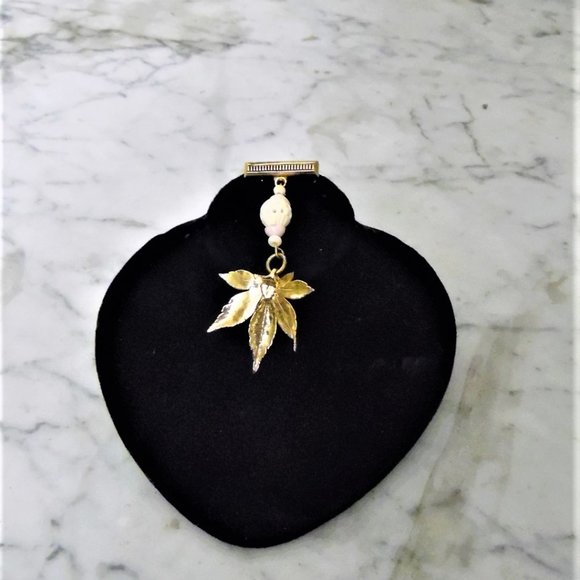 New 24k dipped maple leaf dangle pin - Picture 2 of 5